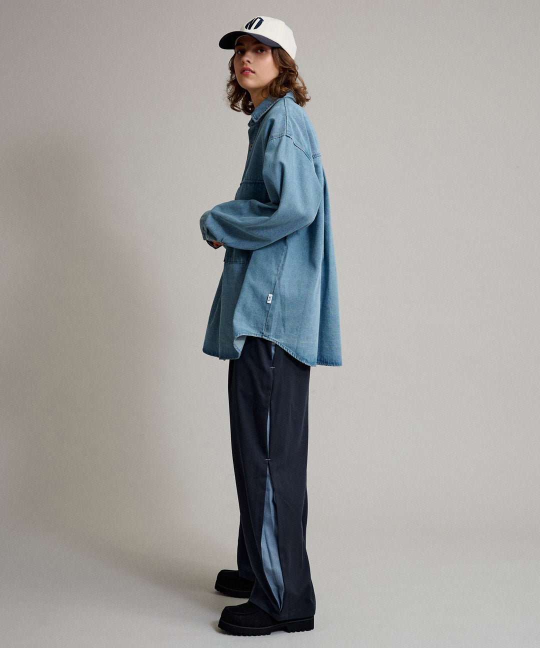 DENIM RUFFLE BIG SHIRT デニムラッフルビッグシャツ HOLIDAY（ホリデイ）の「DENIM RUFFLE SHIRT デニムラッフル
