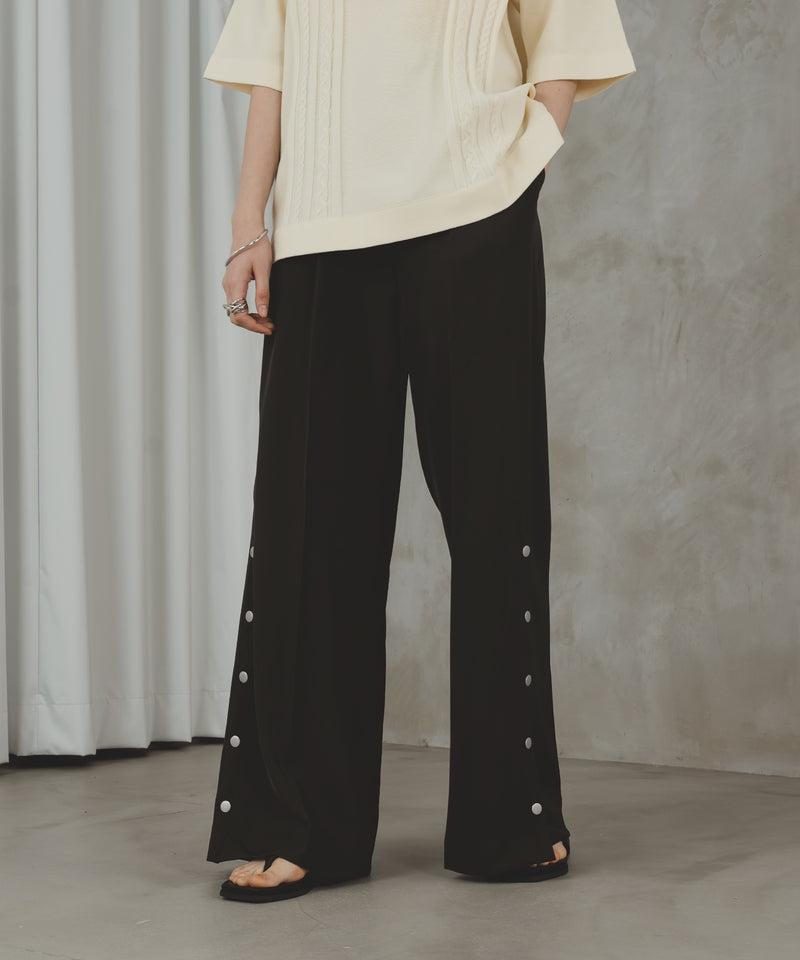 SIDE DOT BOTTON SLIT PANTS/サイドボタンスリットパンツ